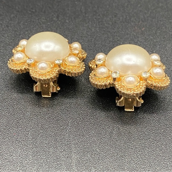 Vintage Sarah Coventry MOONLIGHT Earrings from 1973 with faux pearl centre - Picture 10 of 14